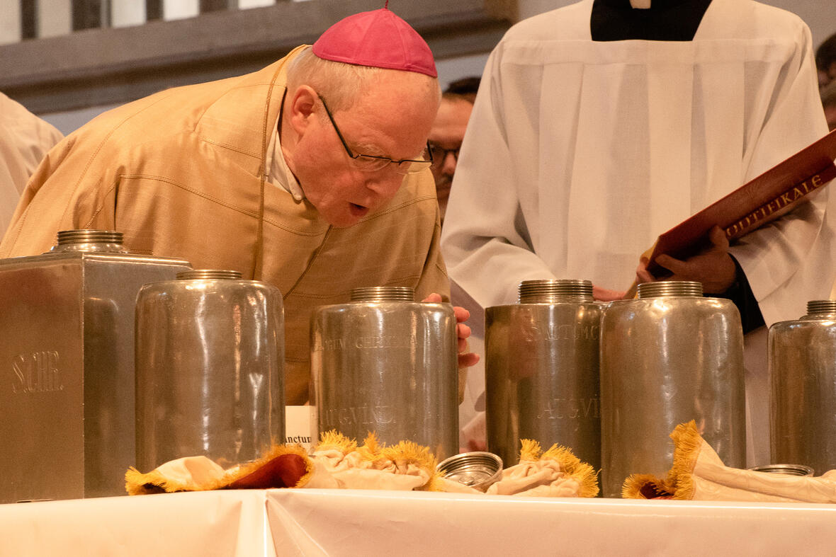 Bei der heutigen Chrisam-Messe weihte Bischof Konrad die heiligen Öle für alle Pfarreien des Bistums. (Foto: Barbara Löll / pba)