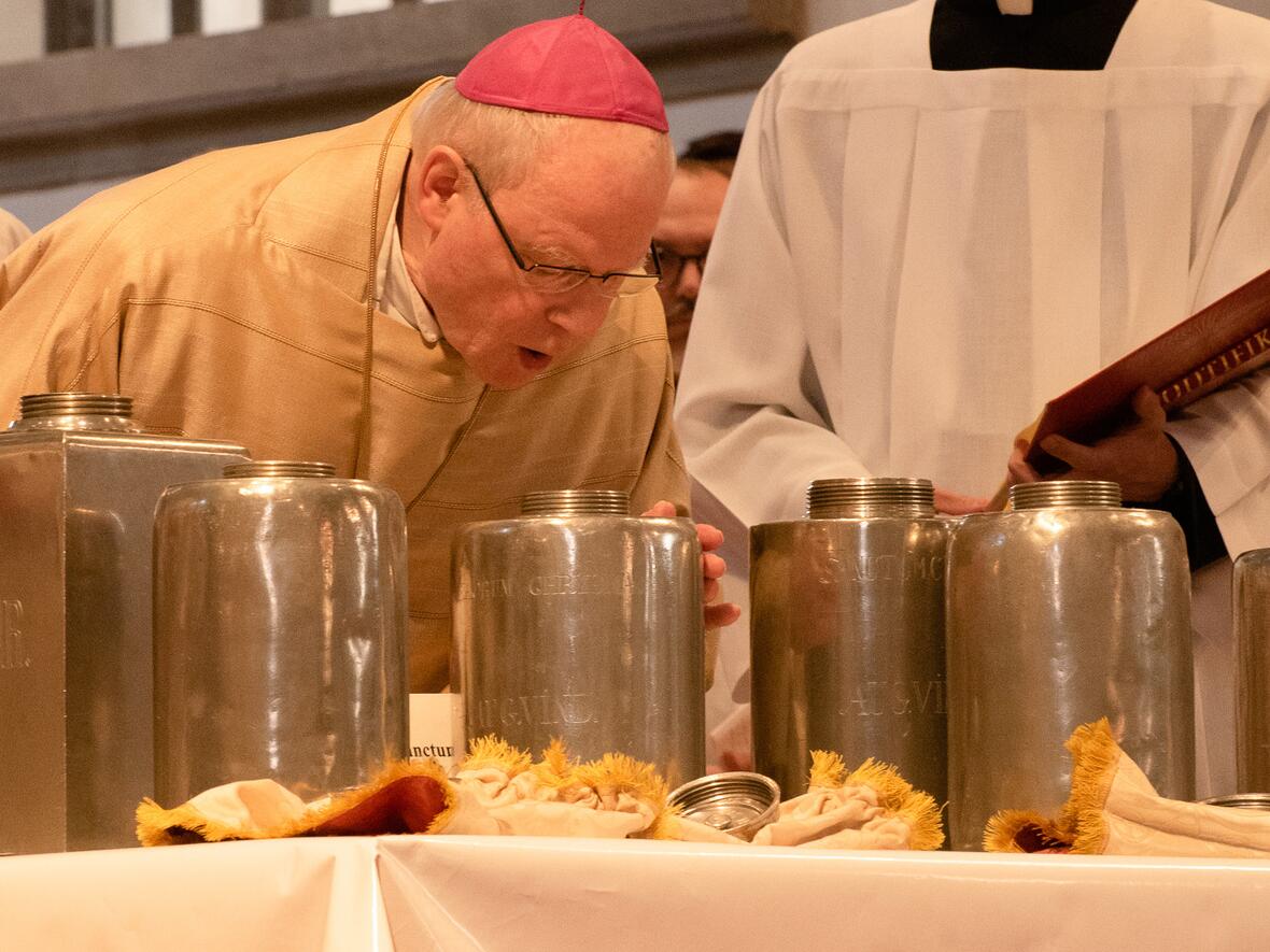 Bei der heutigen Chrisam-Messe weihte Bischof Konrad die heiligen Öle für alle Pfarreien des Bistums. (Foto: Barbara Löll / pba)