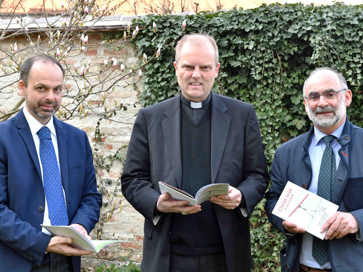 Bernhard Rößner, Leiter der Schulabteilung, und Markus Moder, Referent für Ganztagsbildung der Diözese Augsburg, überreichten dem Leiter der Hauptabteilung V Schule, Weihbischof Florian Wörner, das erste Exemplar der neu erschienen Broschüre. (Foto: Daniel Jäckel / pba)