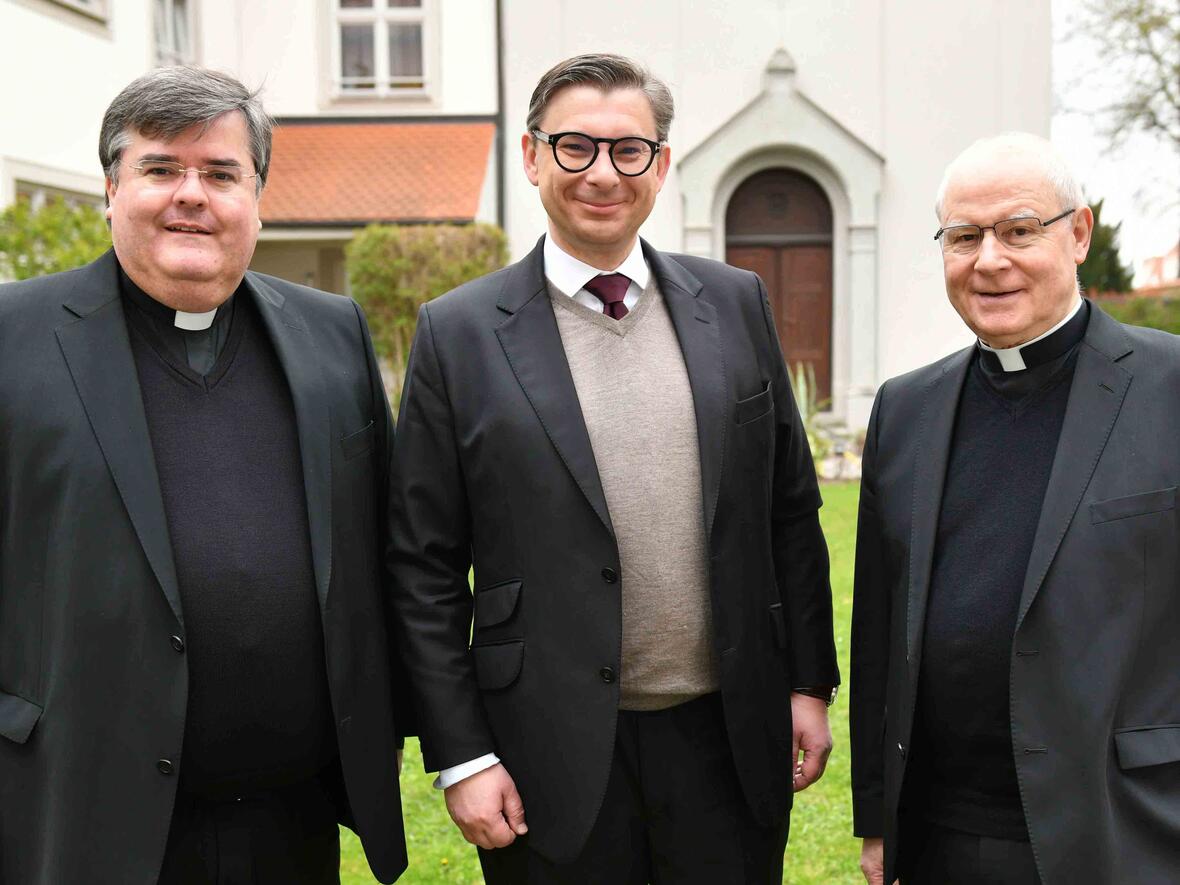 Auf gute Zusammenarbeit: (v.l.) Generalvikar Harald Heinrich, der künftige Leiter der Hauptabteilung VII Jérôme-Oliver Quella und Bischof Dr. Konrad Zdarsa. (Fotos: Nicolas Schnall / pba).