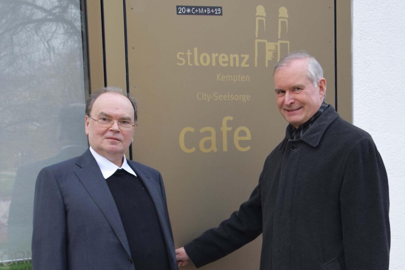 Domdekan Dr. Bertram Meier (links) und Stadtpfarrer Dr. Bernhard Ehler konnten gestern auf das zehnjährige Bestehen des Cityseelsorge-Cafés zurückblicken. (Foto: Sabine Verspohl-Nitsche/pdke)