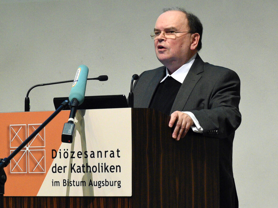Prälat Dr. Bertram Meier stellt als stellvertretender Generalvikar dem obersten Laiengremium der Diözese seinen Bericht vor. (Foto: Simone Zwikirsch / pba)
