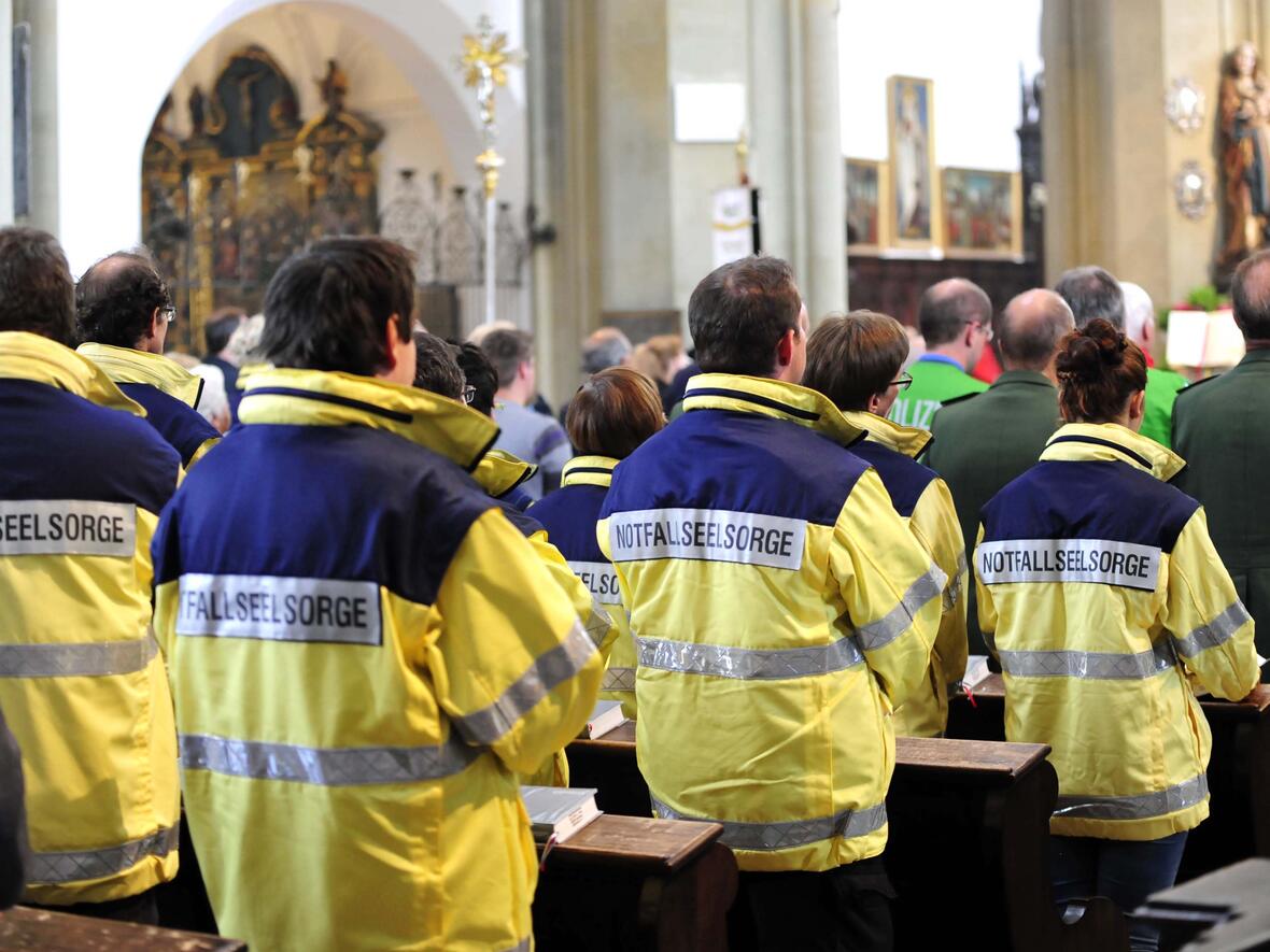 Motivbild: Ehrenamtliche Notfallseelsorger beim Blaulichtgottesdienst während der Ulrichswoche. (Foto: Nicolas Schnall / pba)