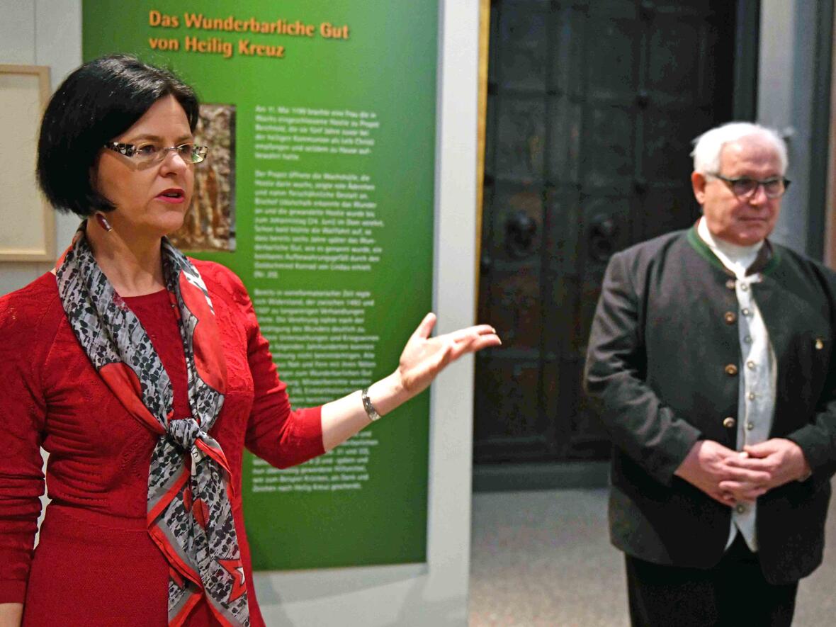 Kuratorin und Museumsleiterin Melanie Thierbach führte heute Vormittag beim Presserundgang in die neue Sonderausstellung ein, rechts daneben Pater Dr. Paul M. Schäfersküpper, Prior des heutigen Klosters Heilig Kreuz. (Foto: Daniel Jäckel / pba)