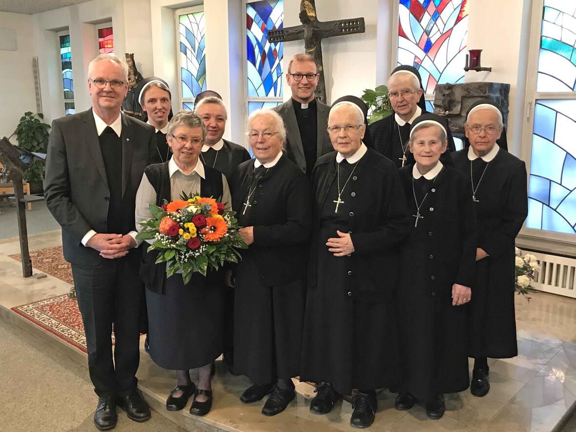 Als Generaloberin wurde Schwester Gabriele Falagan (mit Blumenstrauß) für eine zweite Amtszeit wiedergewählt. (Foto: Theresienschwestern)