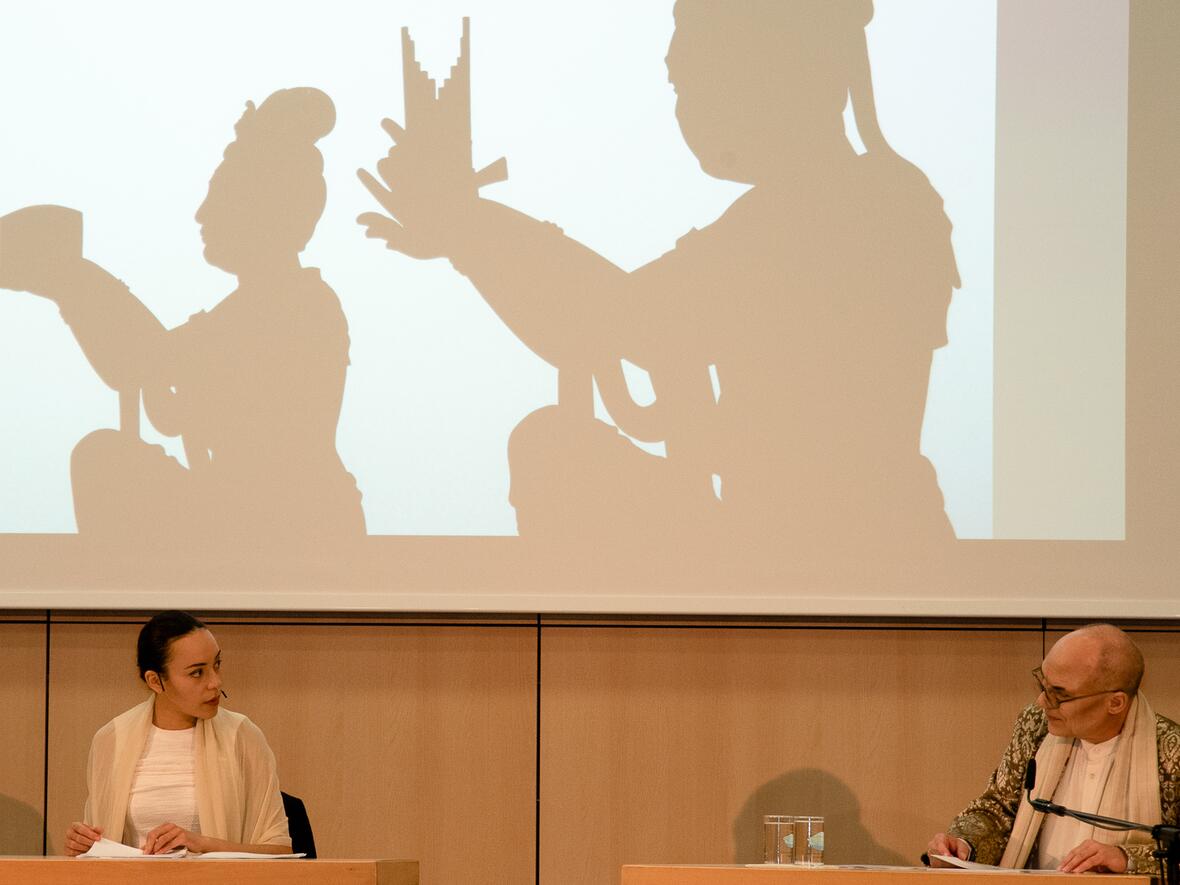 Bei einer Theaterlesung wurden die Gäste des Aschermittwochs der Künstler in die Welt von Bertolt Brechts experimentellem Theater geführt. (Fotos: Barbara Löll / pba)