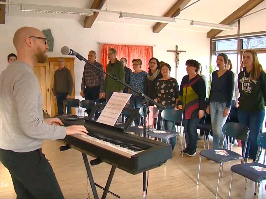 Der britische Musiker Edwin Fawcett studiert mit Interessierten Lieder für den Gottesdienst ein. (Foto: katholisch1.tv)