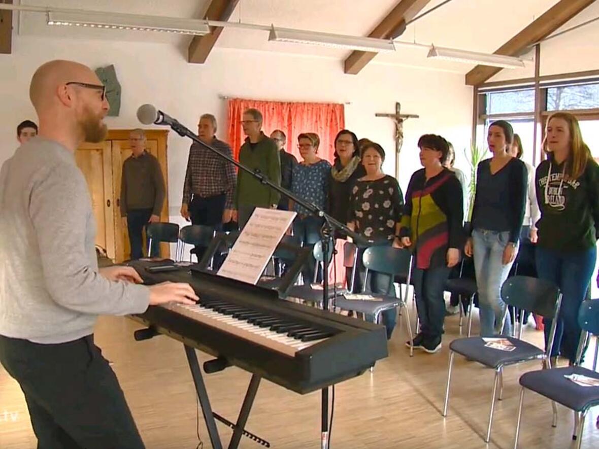 Der britische Musiker Edwin Fawcett studiert mit Interessierten Lieder für den Gottesdienst ein. (Foto: katholisch1.tv)