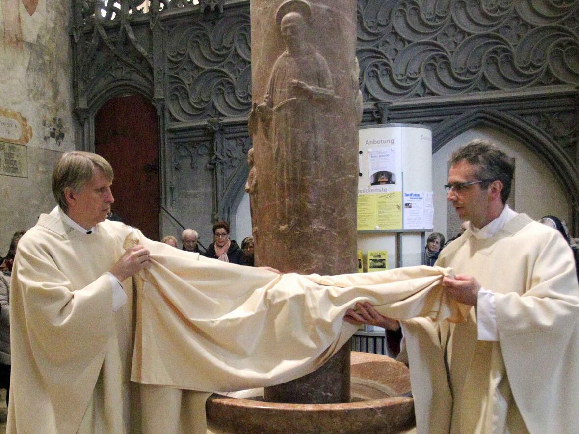 Bistumshistoriker Dr. Thomas Groll (links) und Dompfarrer Armin Zürn bei der Enthüllung der Gedenktafel. (Foto: Annette Zoepf/pba)