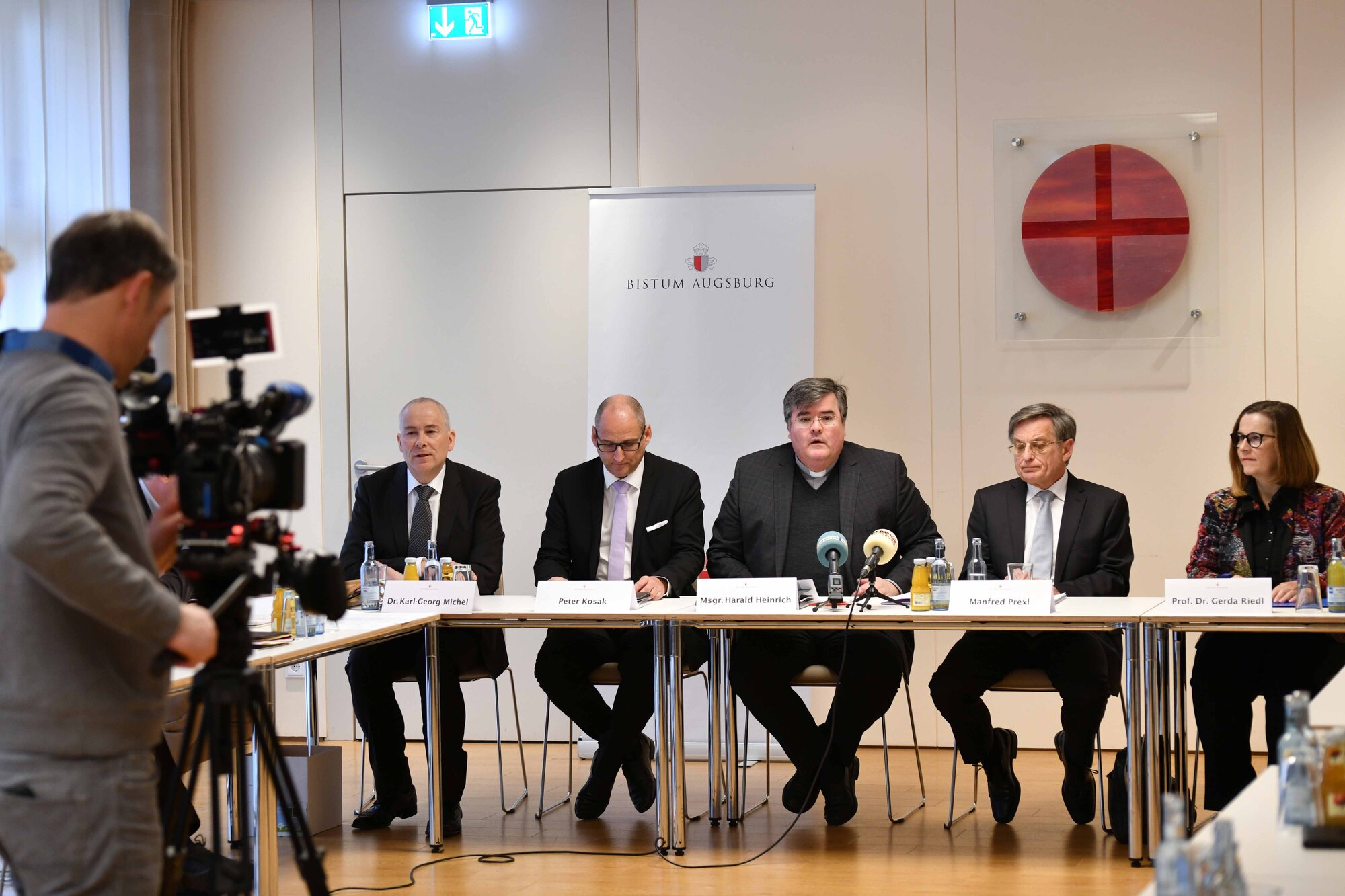 (v.l.) Pressesprecher Dr. Karl-Georg Michel, Stiftungsvorstand Peter Kosak, Generalvikar Harald Heinrich, Richter i.R. Manfred Prexl und Prof. Dr. Gerda Riedl. (Foto: Daniel Jäckel / pba)