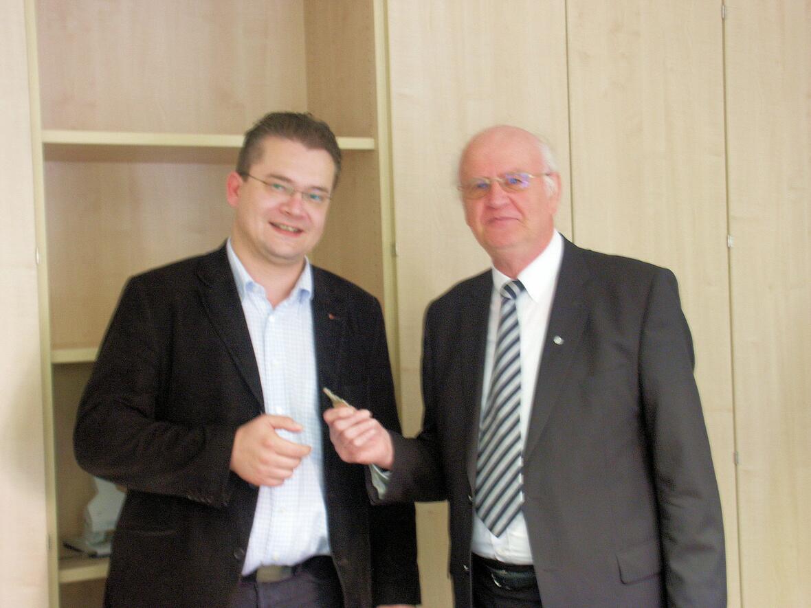 Pater Gerhard Eberts MSF (rechts) übergibt die Presse- und Öffentlichkeitsarbeit an Markus Kremser.