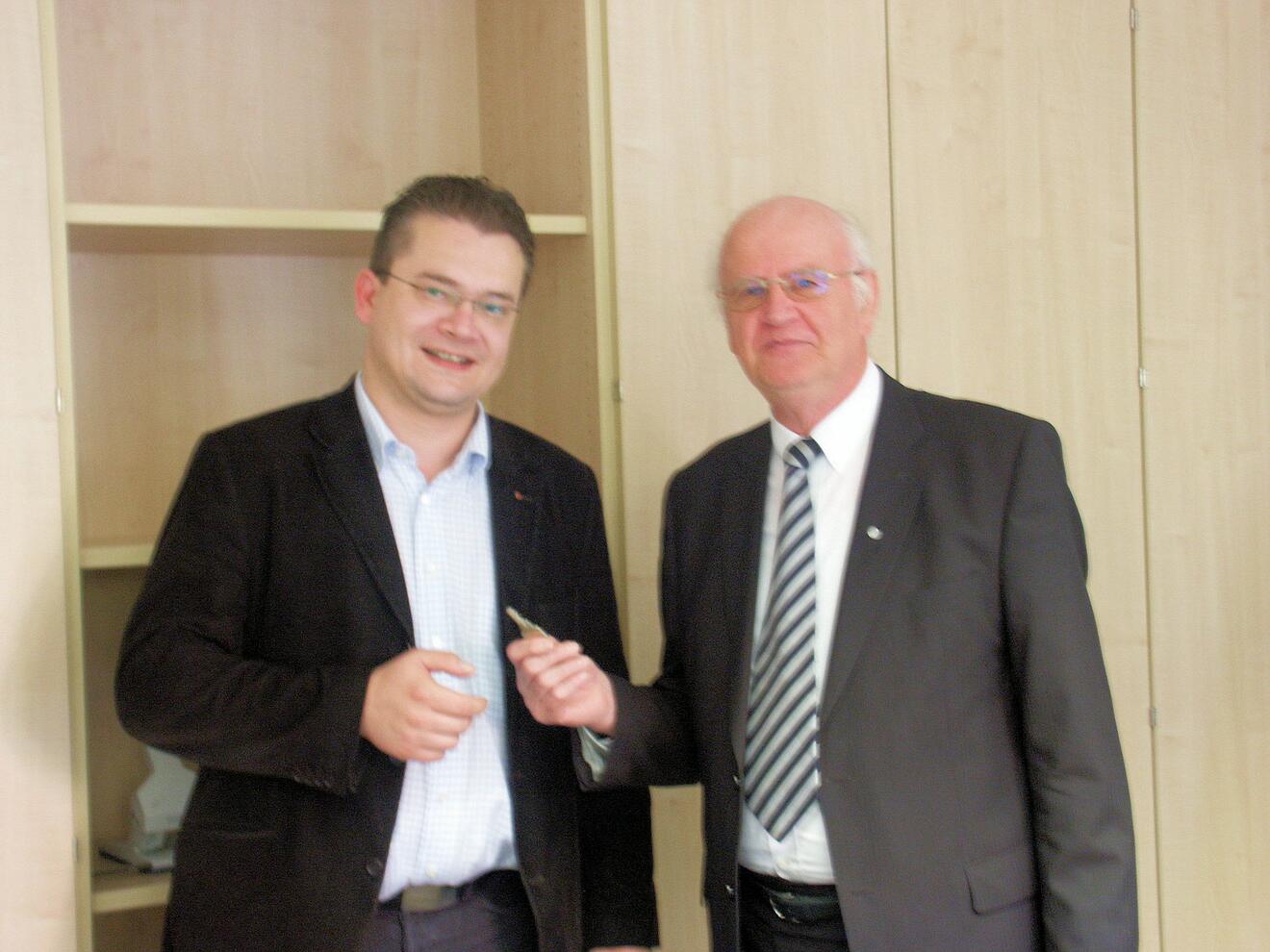 Pater Gerhard Eberts MSF (rechts) übergibt die Presse- und Öffentlichkeitsarbeit an Markus Kremser.