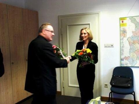Generalvikar Karlheinz Knebel dankte Kathi Marie Ulrich für ihre Arbeit als Pressesprecherin.
