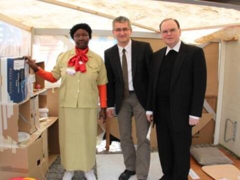 V.l. Joyce Mwikali, Leiterin des Anti-Armut-Projektes AMKO in Nairobi, Theologe im Weltkirchenreferat der Diözese Augsburg Anton Stegmair und DK Prälat Dr. Bertram Meier, Leiter des Referates Weltkirche der Diözese Augsburg in einer nachgebauten Slumhütte bei der Misereor-Eröffnung in Schwabmünchen