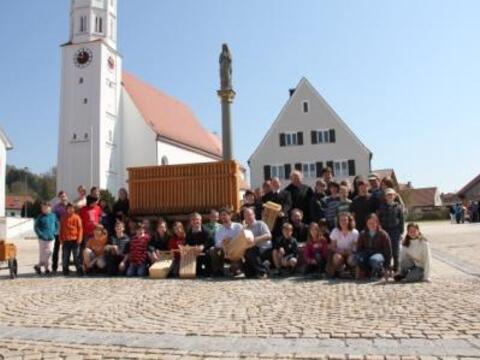 Gruppenbild vor der "größten Rätsche der Welt": Mini´s mit 1. Reihe Mitte v.l. Anton Stegmair Referent im Referat Weltkirche, Harald Weber für die aktion hoffnung, Martin Hörmann verantwortl. für Ministrantenpastoral im BJA, 3.Reihe v.l. DK Prälat Meier, Dekan BGR Schaber.