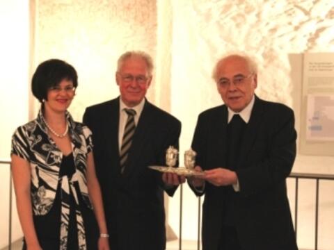 V.l. Melanie Thierbach, Georg Schneck und Weihbischof Grünwald zeigen die silberne Messgarnitur von der Hand des Künstlers Franz Anton Bettle.