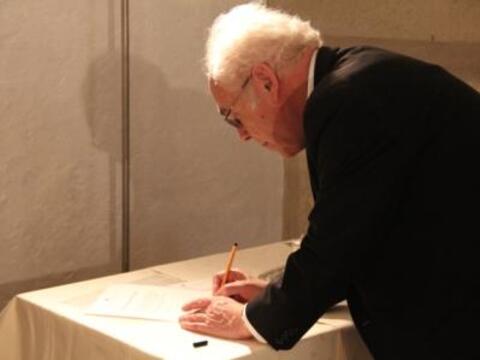 Weihbischof Grünwald unterzeichnet die Urkunde über die Schenkung an das Diözesanmuseum St. Afra.