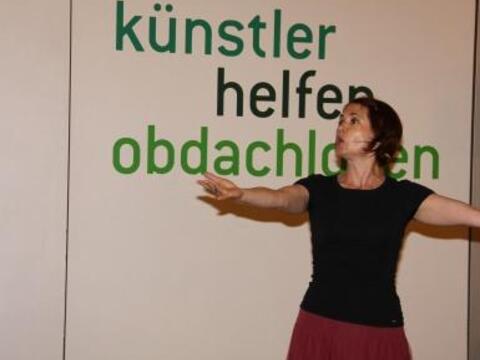 Karla Andrä bei ihrem Vortrag von Gedichten von Bert Brecht.