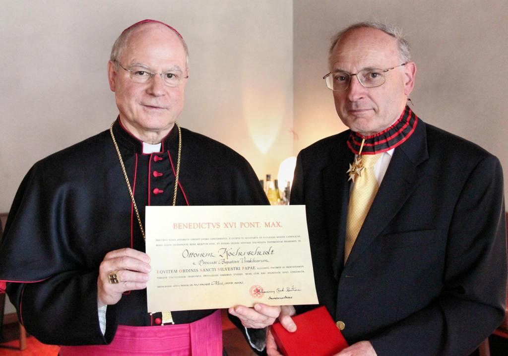 Bischof Dr. Konrad Zdarsa zeichnete heute Otto Kocherscheidt mit dem Päpstlichen Silvesterorden aus.