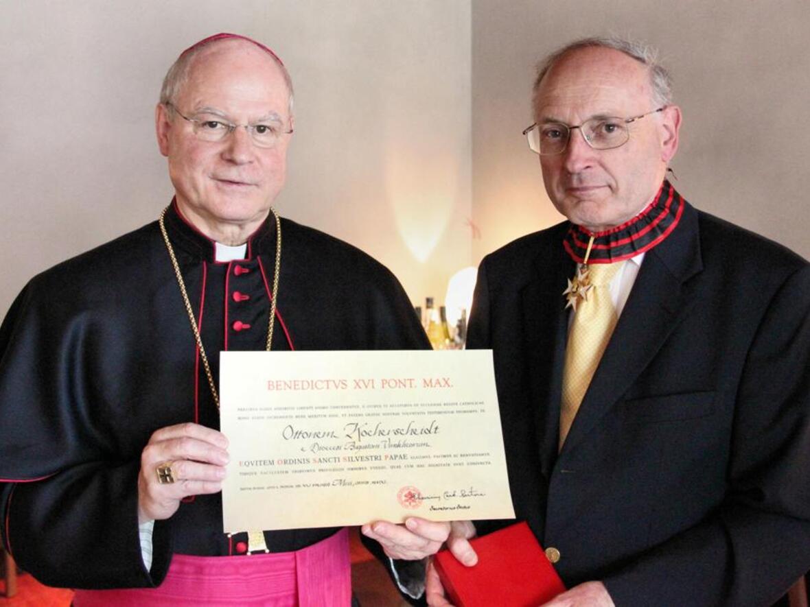 Bischof Dr. Konrad Zdarsa zeichnete heute Otto Kocherscheidt mit dem Päpstlichen Silvesterorden aus.