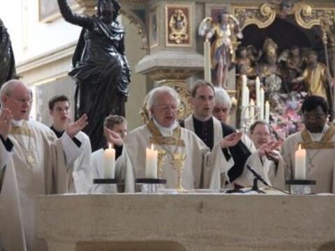Bischof Dr. Joachim Reinelt (Mitt) aus Dresden feierte die Heilige Messe mit seinem Augsburger Mitbruder Bischof Dr. Konrad Zdarsa (links).