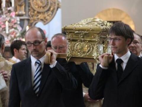 Zu Beginn des Schlussgottesdienstes zur Ulrichswoche wurde der Schrein des Heiligen Ulrich in den Chorraum der Basilika gebracht.