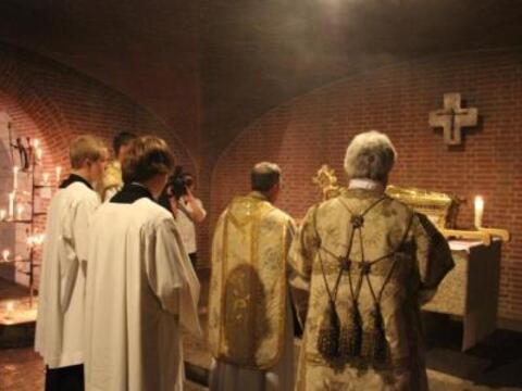 Nach der Messfeier wurde der Schrein des Heiligen Ulrich in die Krypta der Basilika reponiert, wobei der Bistumspatron um seine Fürsprache bei Gott gebeten wurde.