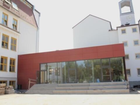 Außenansicht der neu gebauten Mensa des Maria-Ward-Gymnasiums an der Frauentorstraße.