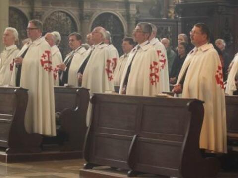 Die Damen und Ritter vom Heiligen Grabe zu Jerusalem (2.v.l. Ltd. Komtur Dr. K. Donaubauer) feierten den Jahrestag der Promulgation ihrer Komturei in Ordenstracht. 
