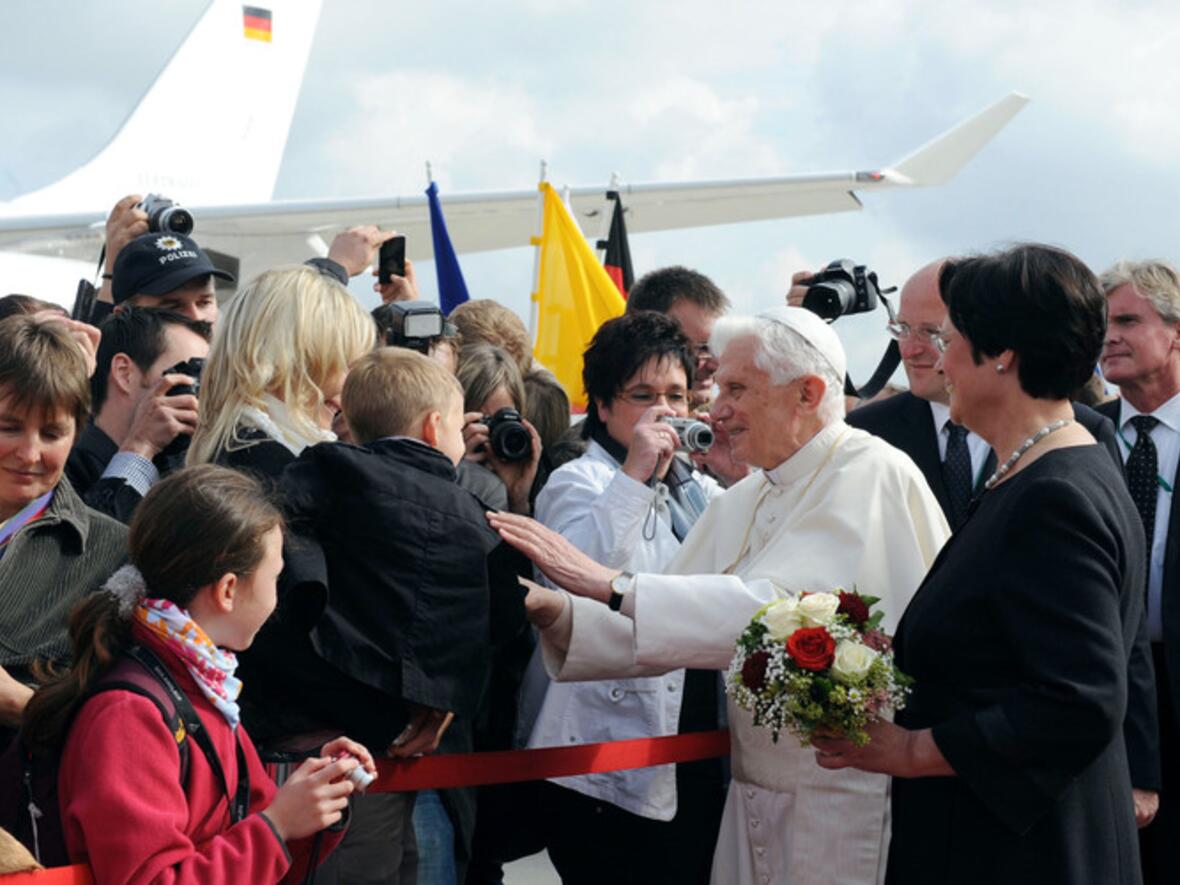 Ankunft von Papst Benedikt XVI. am 23. September 2011 auf dem Flughafen in Erfurt. Rechts: Ministerpräsidentin Christine Lieberknecht.