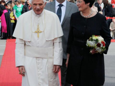 Ankunft von Papst Benedikt XVI. am 23. September 2011 auf dem Flughafen in Erfurt. Rechts: Ministerpräsidentin Christine Lieberknecht.