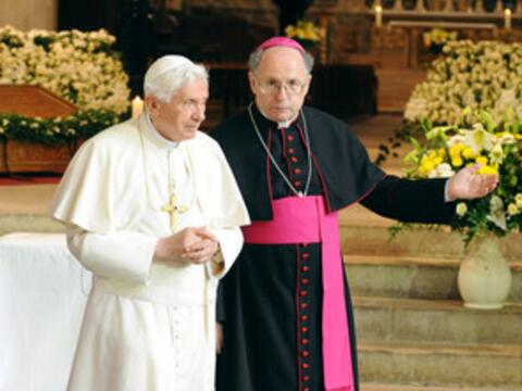 Papst Benedikt XVI. hat im Dom Sankt Marien in Stille gebetet. Rechts: Joachim Wanke, Bischof von Erfurt.