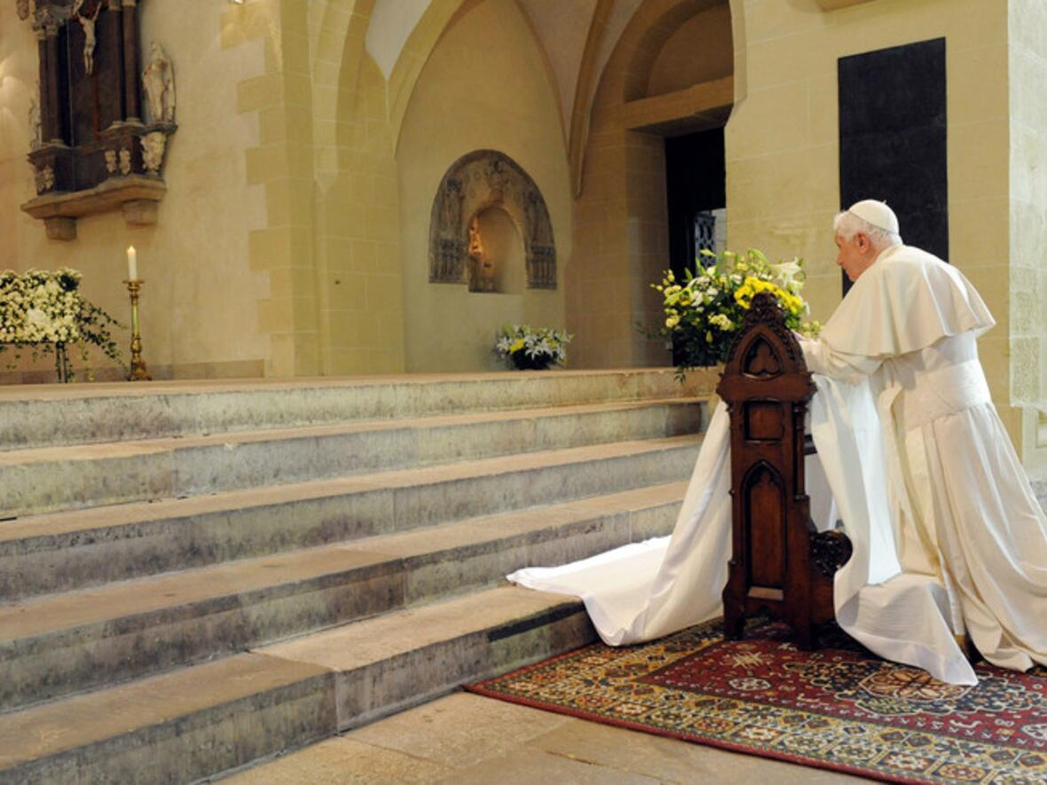 Besuch von Papst Benedikt XVI. am 23. September 2011 im Sankt Marien Dom in Erfurt. Gebet.