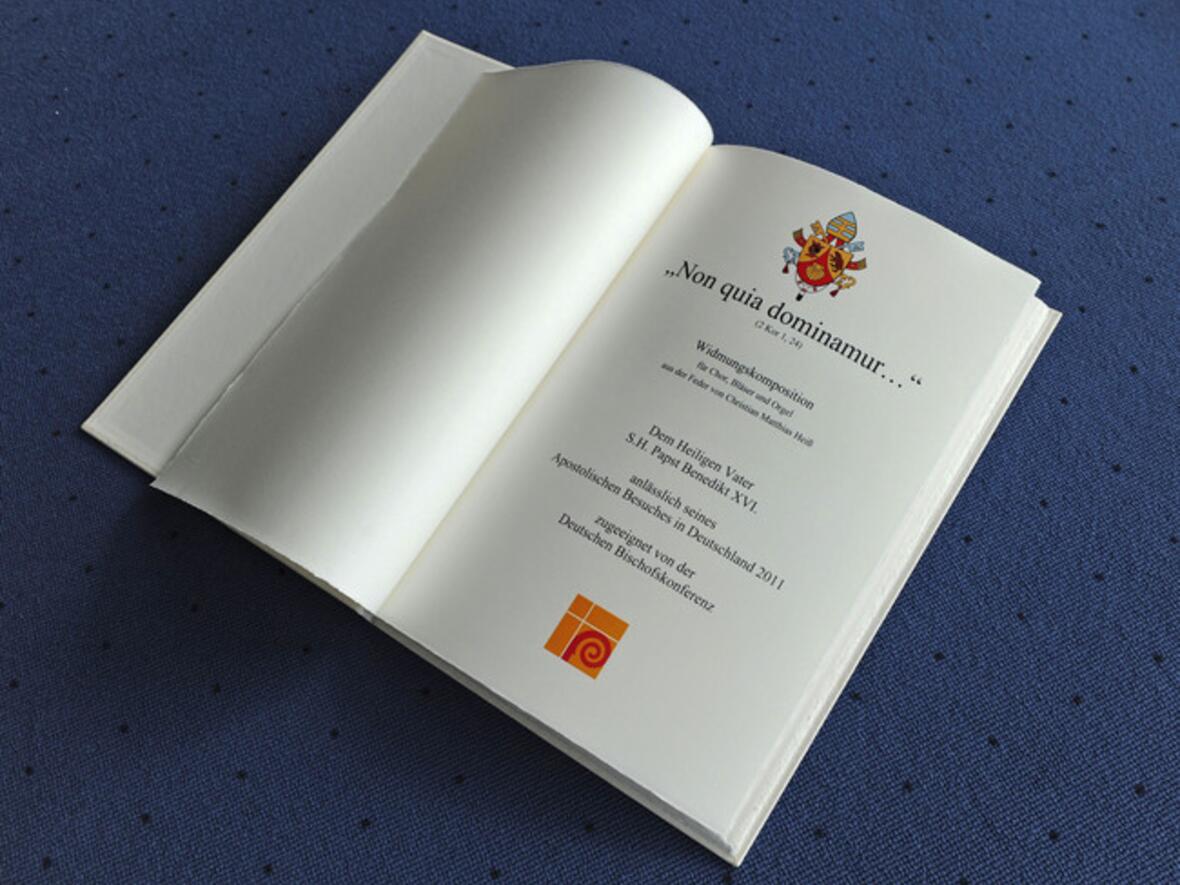 bischoefe-schenken-papst-eine-komposition574325