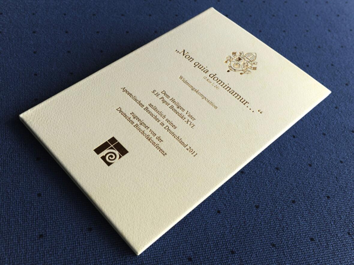bischoefe-schenken-papst-eine-komposition574328