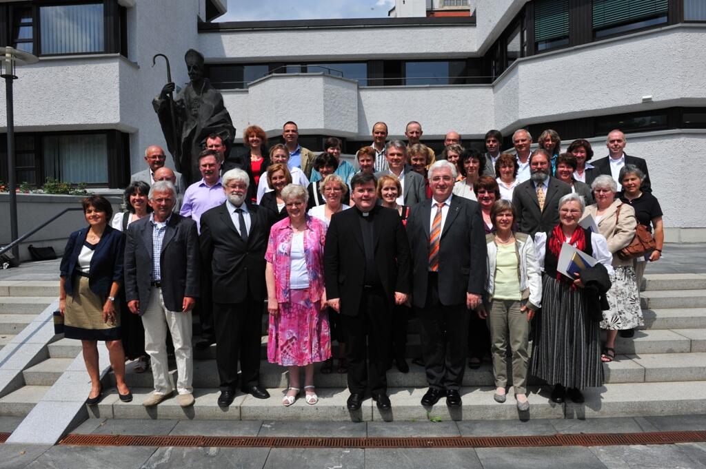 Gruppenbild an der Bronzeplastik des Hl. Ulrich: 57 weltliche Mitarbeiter der Diözese Augsburg konnten heute am Fest des Hl. Ulrich ihr Dienstjubiläum feiern