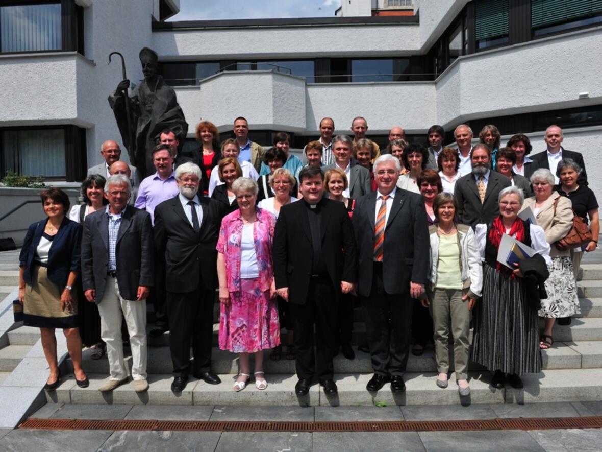 Gruppenbild an der Bronzeplastik des Hl. Ulrich: 57 weltliche Mitarbeiter der Diözese Augsburg konnten heute am Fest des Hl. Ulrich ihr Dienstjubiläum feiern