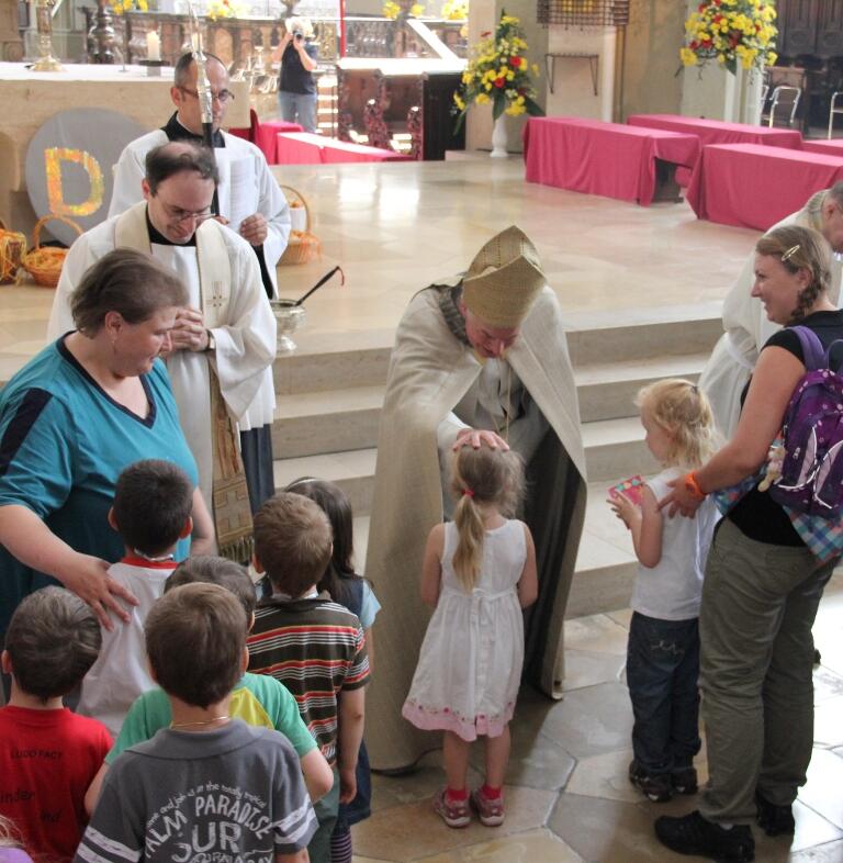 Weihbischof Dr. Anton Losinger segnete die Kinder zum Schluss des Kinder-Wallfahrtsgottesdienstes in der Augsburger Ulrichsbasilika. 