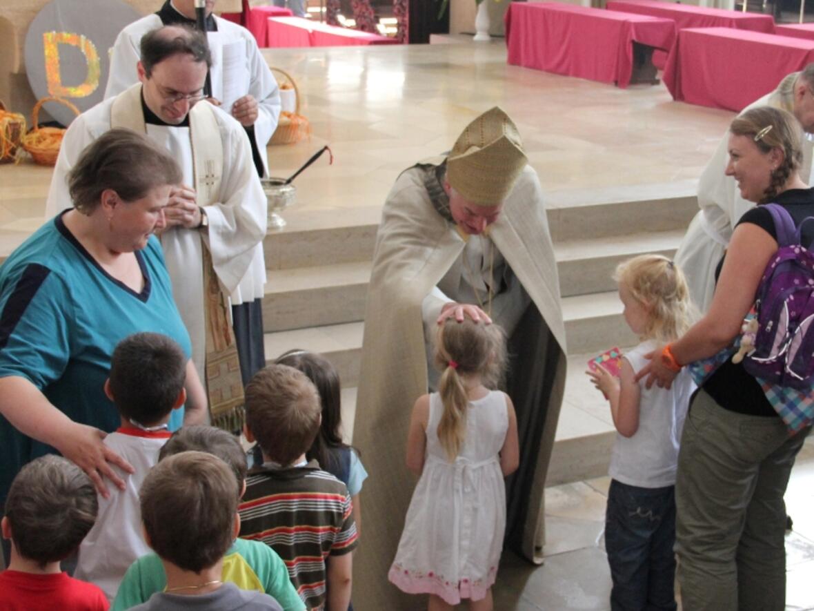 Weihbischof Dr. Anton Losinger segnete die Kinder zum Schluss des Kinder-Wallfahrtsgottesdienstes in der Augsburger Ulrichsbasilika. 
