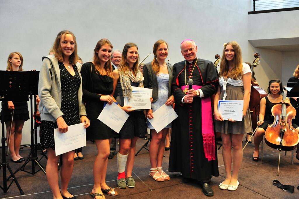 Die ausgezeichneten Schülerinnen mit Weihbischof Dr. Dr. Anton Losinger: Madeleine Riedel, Annika Blanck, Elena Lunz, Magdalena Fiedler und Johanna Irsigler (v.l.n.r.)