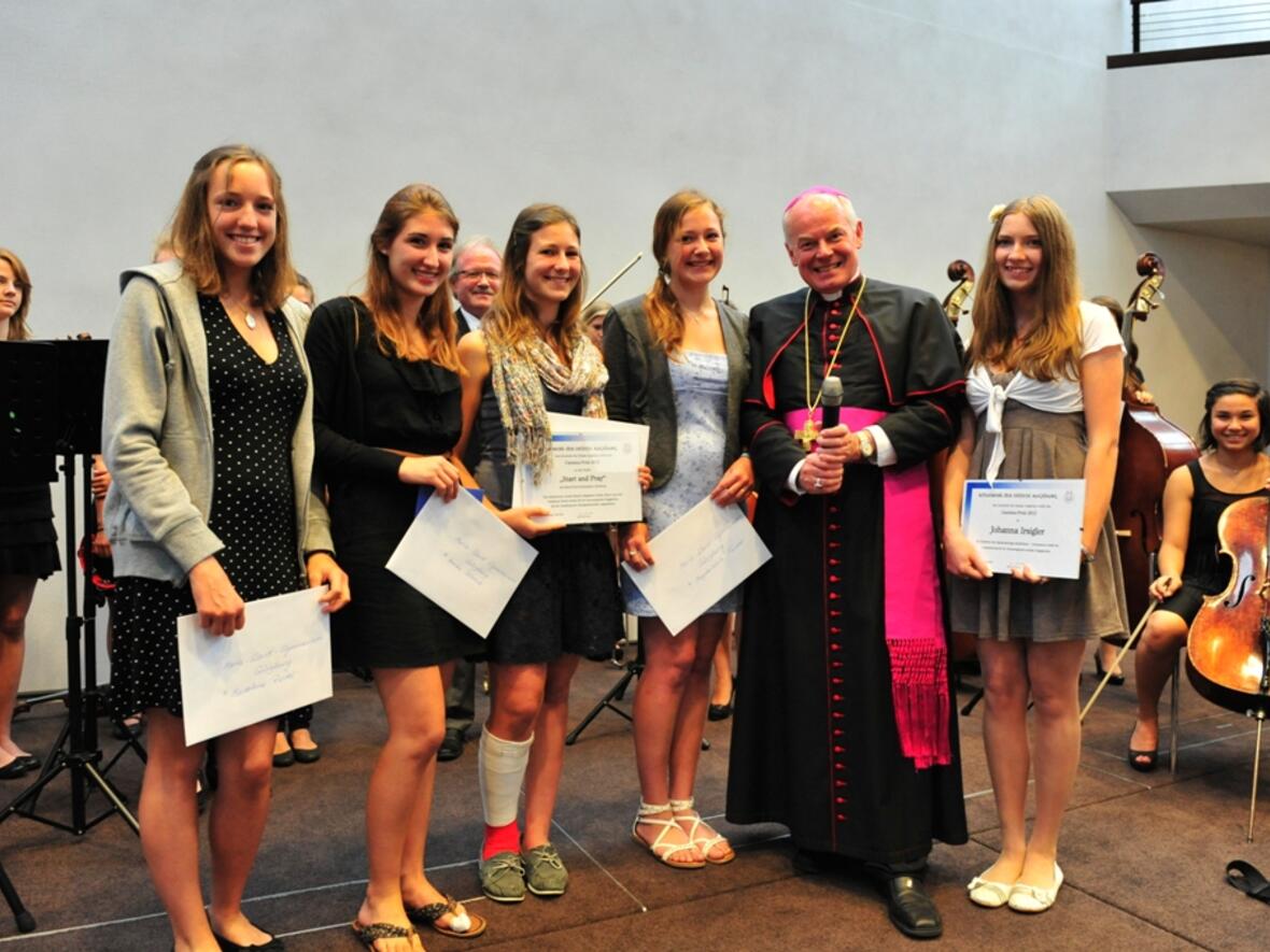 Die ausgezeichneten Schülerinnen mit Weihbischof Dr. Dr. Anton Losinger: Madeleine Riedel, Annika Blanck, Elena Lunz, Magdalena Fiedler und Johanna Irsigler (v.l.n.r.)