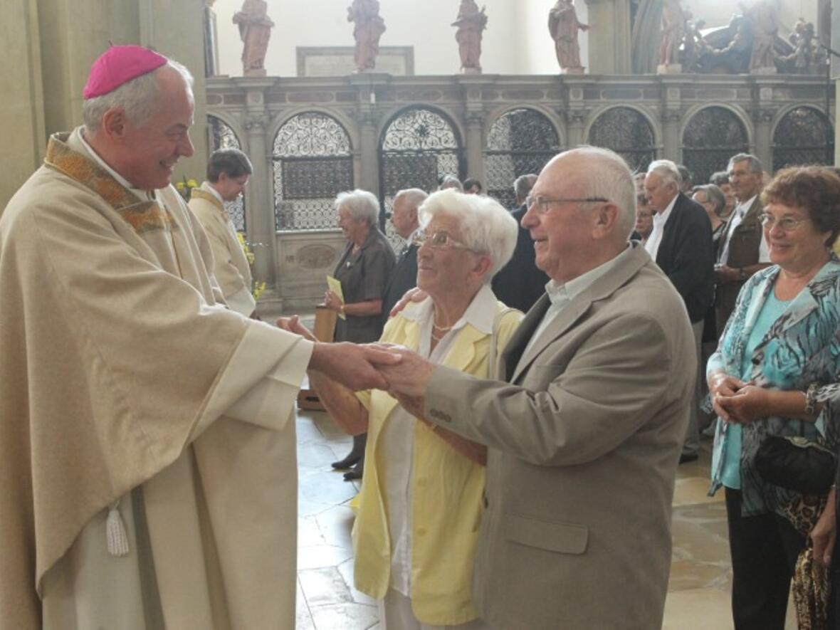 Sie waren das älteste Jubelpaar: 65 Jahre verheiratet sind Heidi und Josef Schmid aus Sonthofen, im Bild mit Weihbischof Dr. Dr. Anton Losinger.