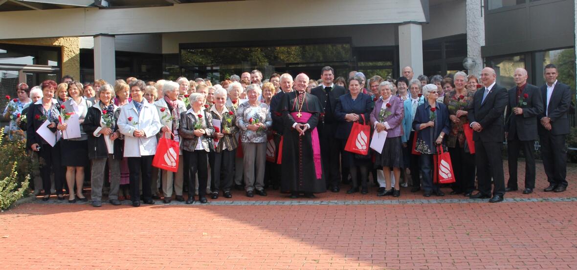 Rund 100 langjährige Sammlerinnen und Sammler aus den Dekanaten Günzburg, Neu-Ulm, Illertissen und Krumbach wurden von Weihbischof Dr. Dr. Anton Losinger (Mitte), Diözesan-Caritasdirektor Pfarrer Dr. Andreas Magg (rechts daneben), Dekan Werner Brauchle (3.v.re.) und Caritas-Geschäftsführer Mathias Abel (1.v.re.) mit Urkunden und kleinen Geschenken für ihren Idealismus und ihr Engagement für Menschen in Not geehrt.  Foto: Caritas.