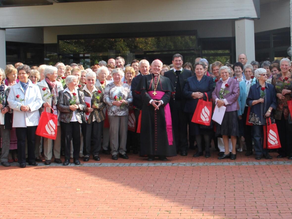 Rund 100 langjährige Sammlerinnen und Sammler aus den Dekanaten Günzburg, Neu-Ulm, Illertissen und Krumbach wurden von Weihbischof Dr. Dr. Anton Losinger (Mitte), Diözesan-Caritasdirektor Pfarrer Dr. Andreas Magg (rechts daneben), Dekan Werner Brauchle (3.v.re.) und Caritas-Geschäftsführer Mathias Abel (1.v.re.) mit Urkunden und kleinen Geschenken für ihren Idealismus und ihr Engagement für Menschen in Not geehrt.  Foto: Caritas.
