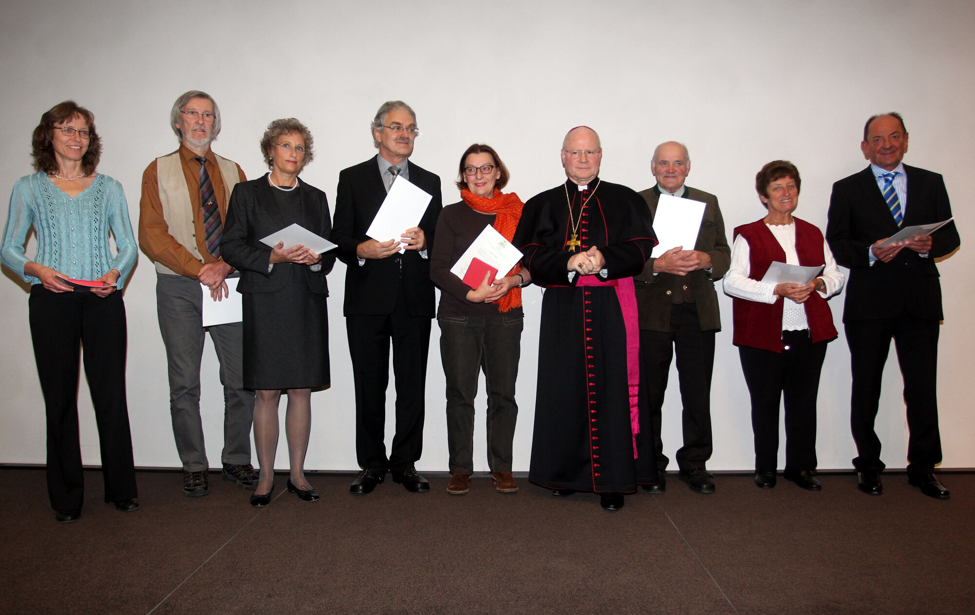 Ulrichsmedaille (von links): Hildegard Wörz-Strauß, Manfred Sailer, Doris Kellner, Alois Handwerker, Rosy Lutz, Bischof Konrad Zdarsa, Alois Bihler, Rosemarie Bernhard, Karl Zepnik. Foto: Annette Zoepf (pba)