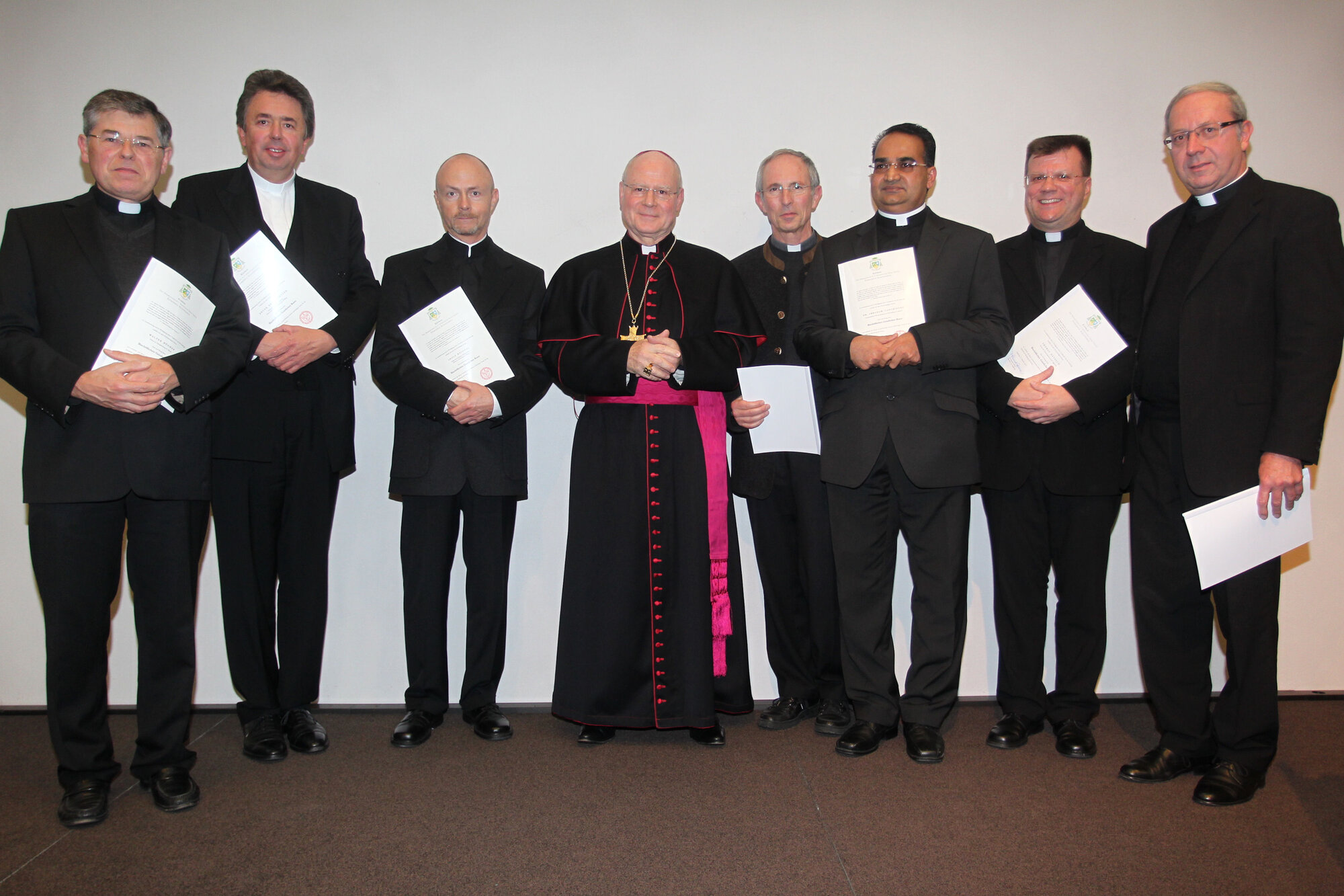 Bischöfliche Geistliche Räte (von links): Pfarrer Walter Böhmer, Obergünzburg; Dekan Anton Brandstetter, Weßling; Dekan Adolf Rossipal, Zuchering; Bischof Konrad Zdarsa; Pfarrer Wolfgang Schneck, Dillingen; Pfarrer Abraham Vanchipura, Bayerdilling; Pfarrer Thomas Hatosch, Eggenthal; Dekan Erwin Reichart, Ebersbach / Ronsberg.