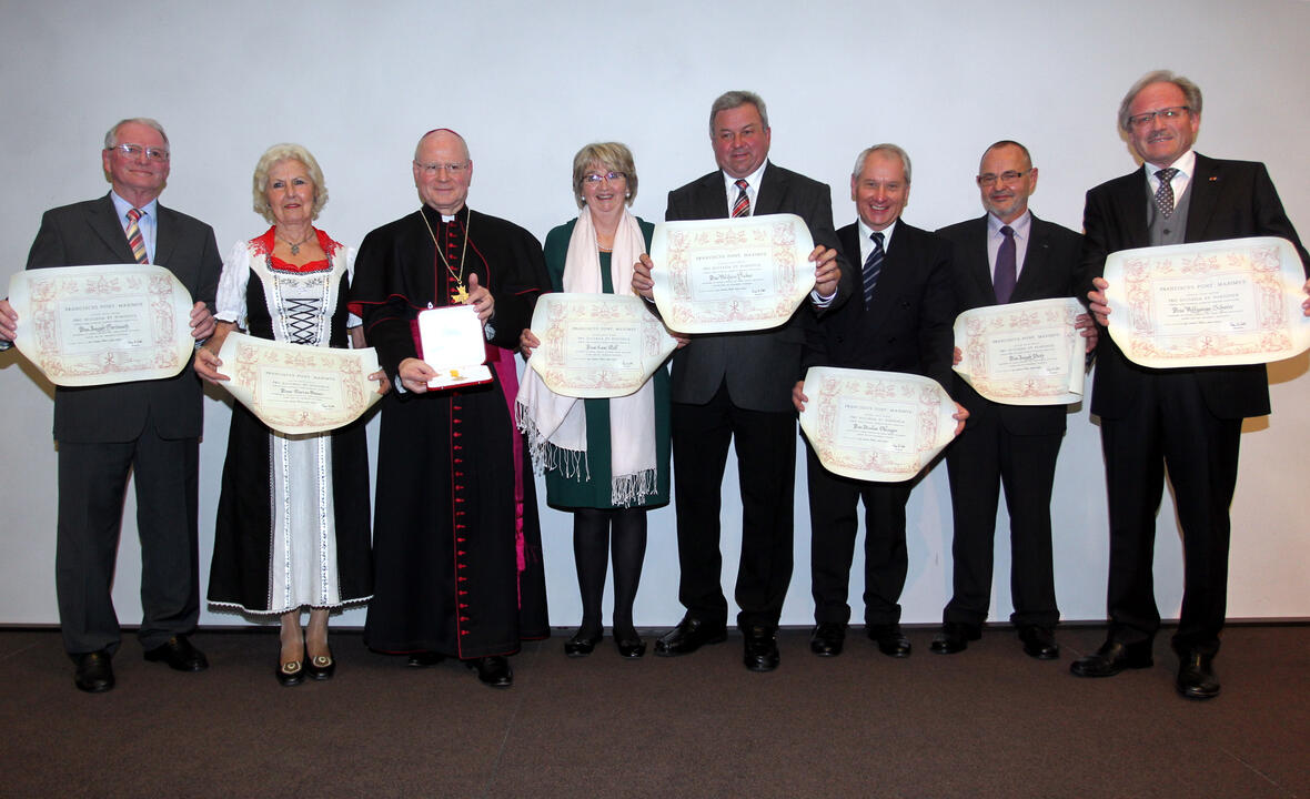 Pro Ecclesia et Pontifice: v.l. Josef Hartmuth, Maria Bauer, Bischof Konrad Zdarsa, Eva Moll, Walter Hieber, Nikolaus Oblinger, Josef Putz, Wolfgang Scherer. (Foto: Annette Zoepf / pba)