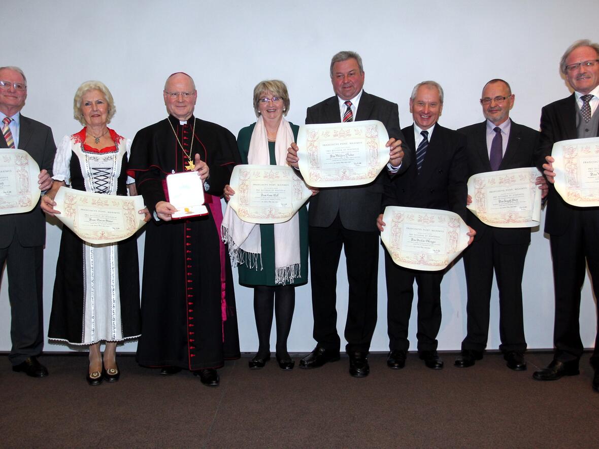 Pro Ecclesia et Pontifice: v.l. Josef Hartmuth, Maria Bauer, Bischof Konrad Zdarsa, Eva Moll, Walter Hieber, Nikolaus Oblinger, Josef Putz, Wolfgang Scherer. (Foto: Annette Zoepf / pba)