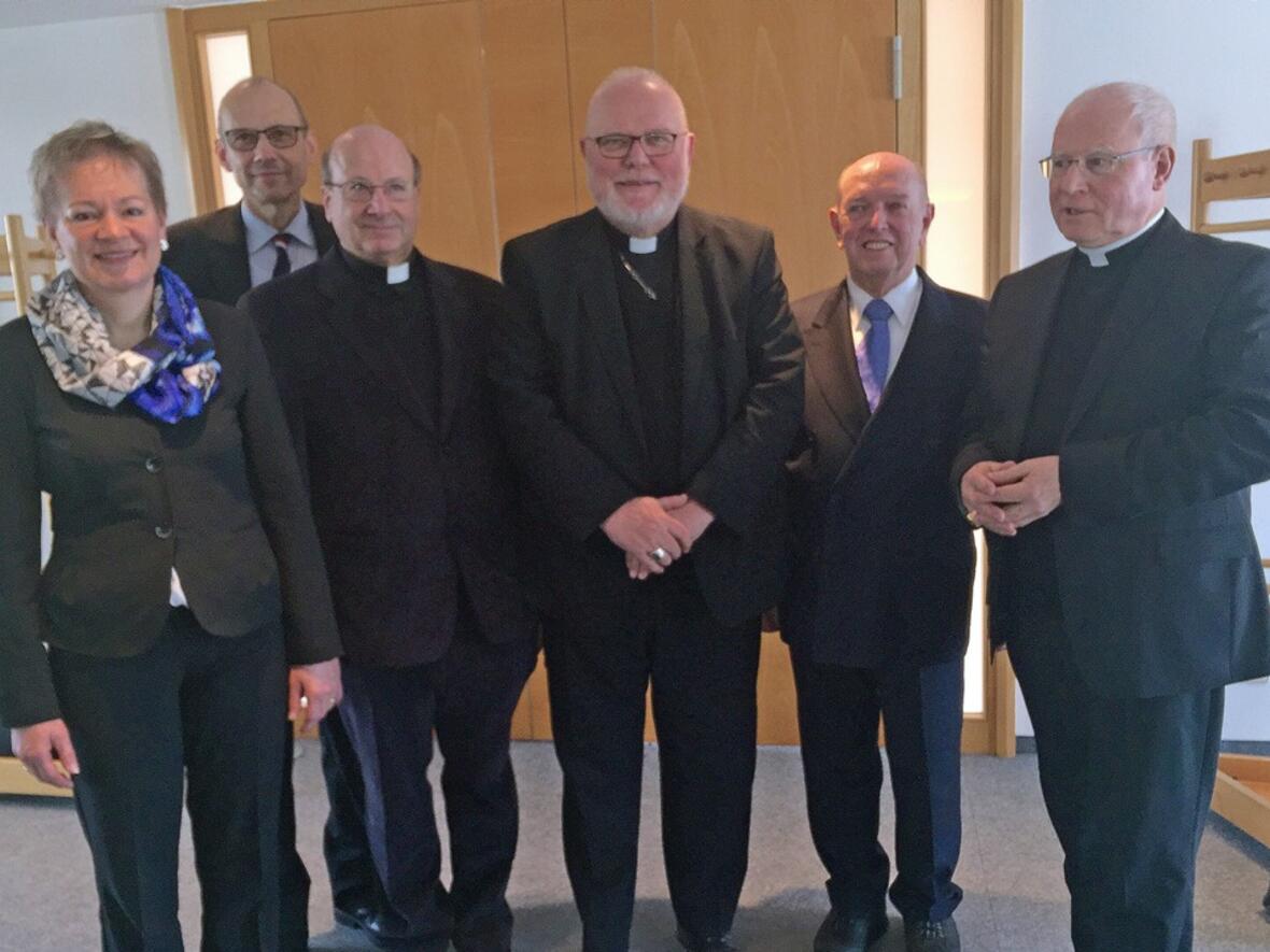 Bischof Dr. Konrad Zdarsa, der scheidende Vorsitzende des KAG Dr. Heribert Staudacher, Kardinal Dr. Reinhard Marx, Offizial Domvikar Freiherr Dr. Ernst von Castell, der stellvertretende Vorsitzende des KAG Horst Mayerhofer, Geschäftsstellenleiterin Marianne Losinger. (von rechts) (Foto: Lorenz Wolf)