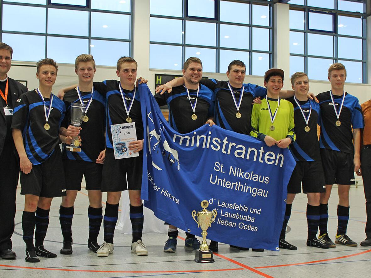 Das Unterhtingauer Siegerteam zusammen mit Vertretern des Veranstalters aus Bamberg: (v.l.) Ministrantenpfarrer Domvikar Detlef Pötzl, Lukas Sepp, Kilian Stöckle, Maxi Stöckle, Alexander Merk, Christoph Merk, Lorenz Schrägle, Simon Stöckle, Lukas Steck, Tobias Bienert (Referent für Ministrantenpastoral im Erzbistum Bamberg) (Foto: BDKJ/EJA Bamberg)